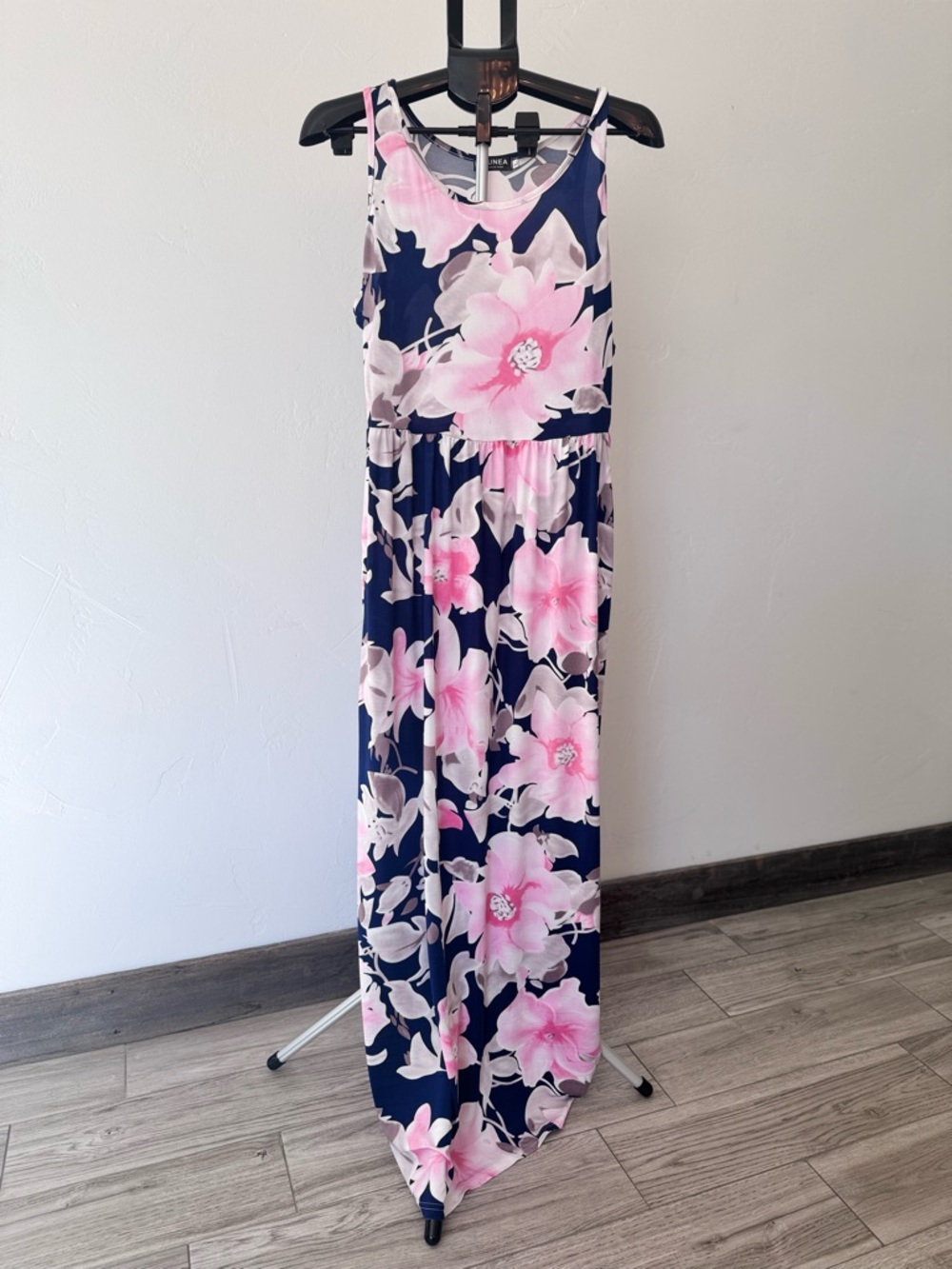 Dunea Sleeveless Navy Maxi Dress with Pink Floral Print NWOT Size Large